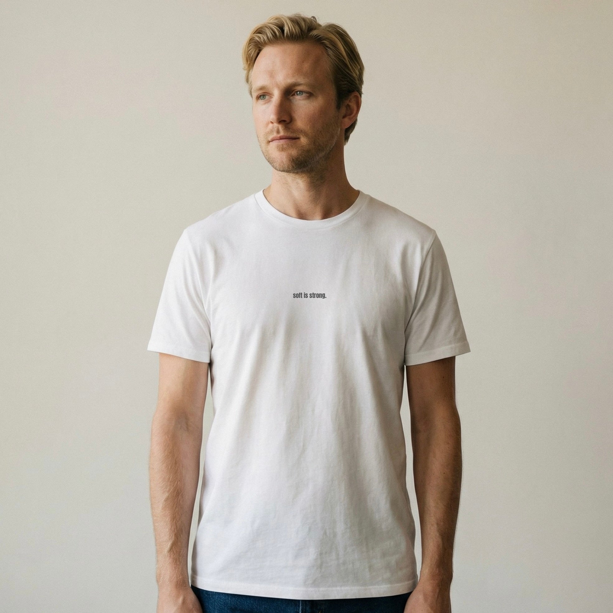 Weißes Bio T-Shirt „Soft is Strong“ Unisex an Mann Frontansicht