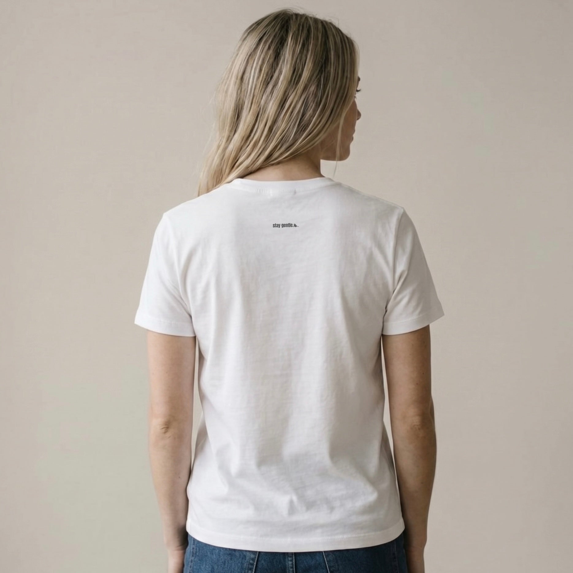 Weißes Bio T-Shirt „Soft is Strong“ Unisex an Frau Rückansicht