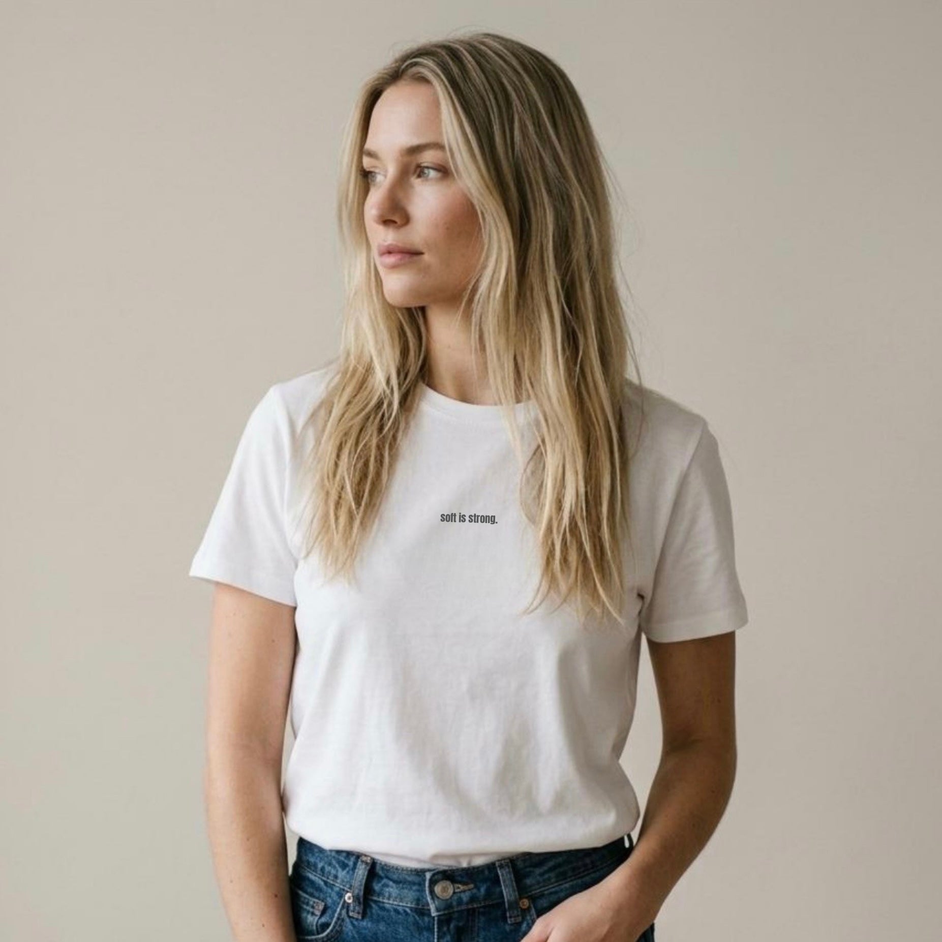 Weißes Bio T-Shirt „Soft is Strong“ Unisex an Frau Frontansicht