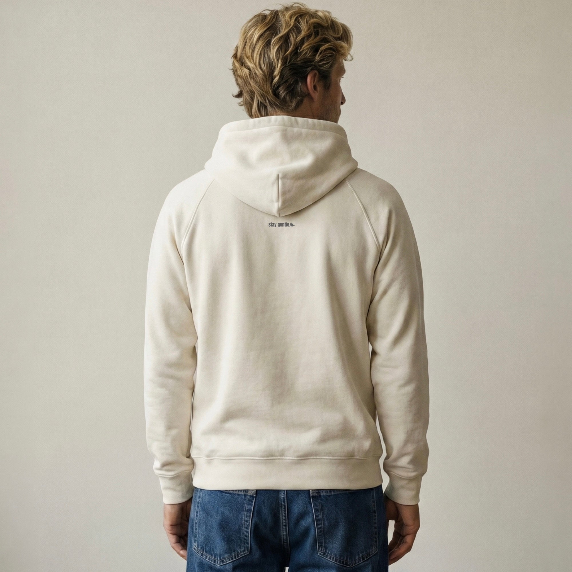 Bio Sweatshirt „Soft is Strong“ Unisex an Mann Rückansicht