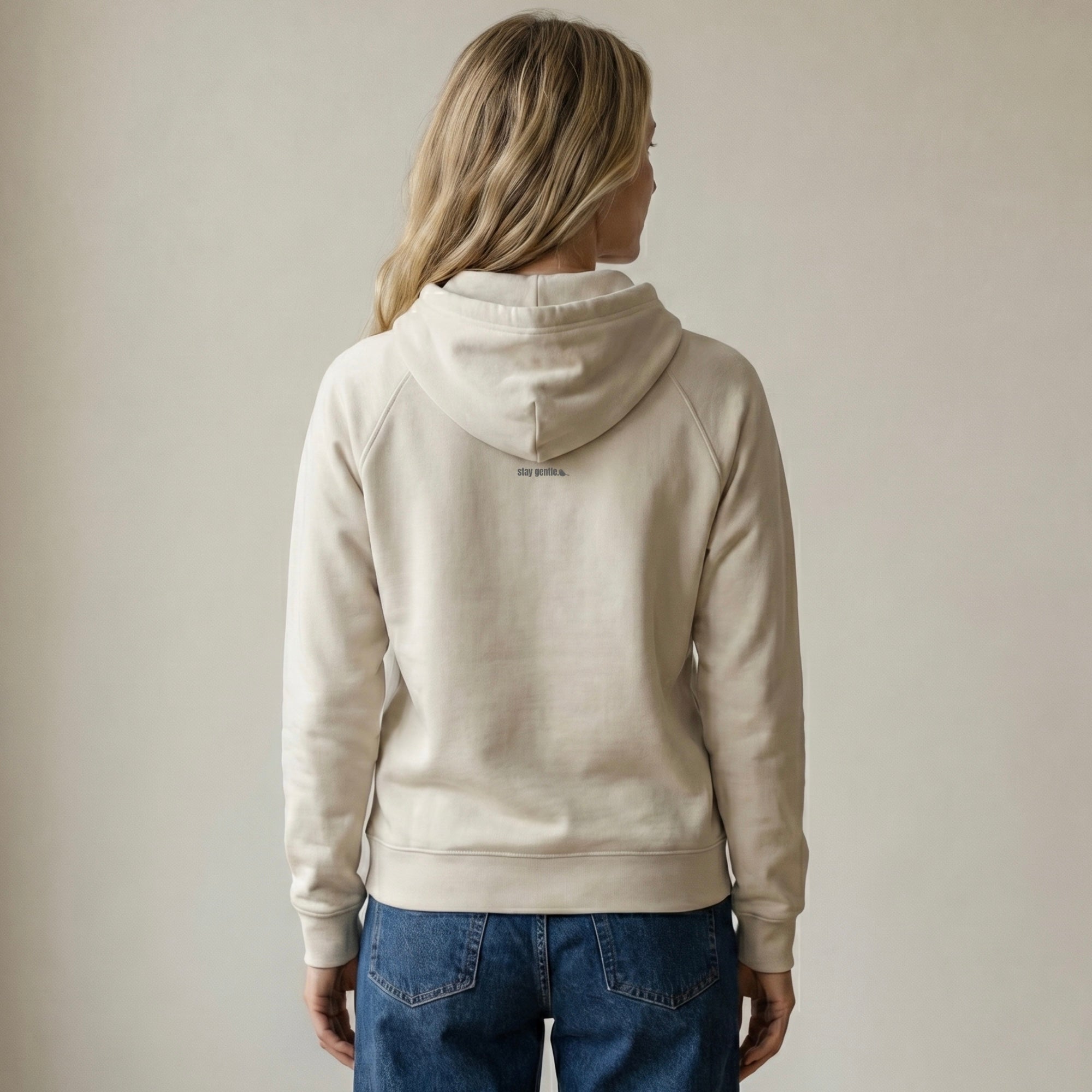  Bio Sweatshirt „Soft is Strong“ Unisex an Frau Rückansicht