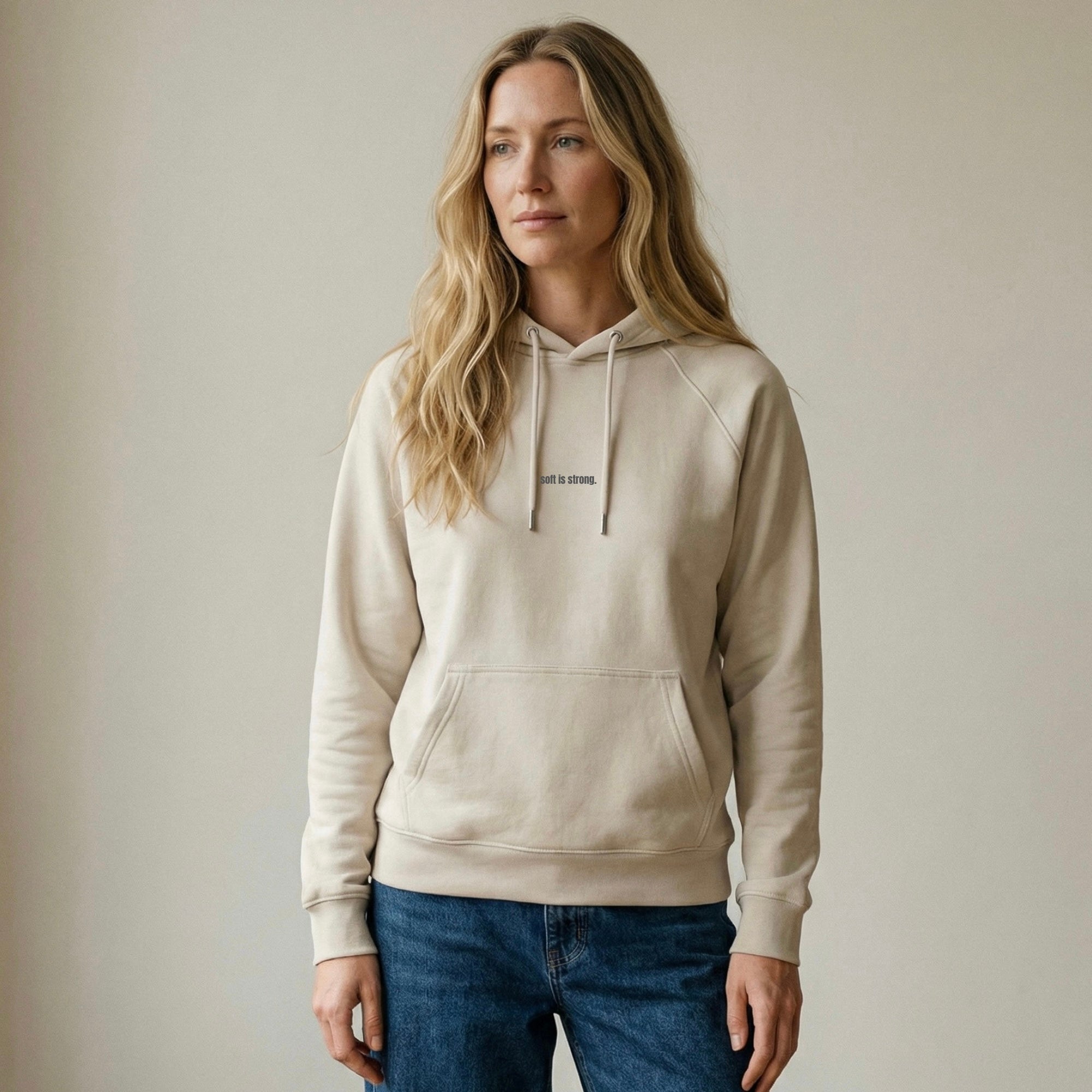 Bio Sweatshirt „Soft is Strong“ Unisex an Frau Frontansicht