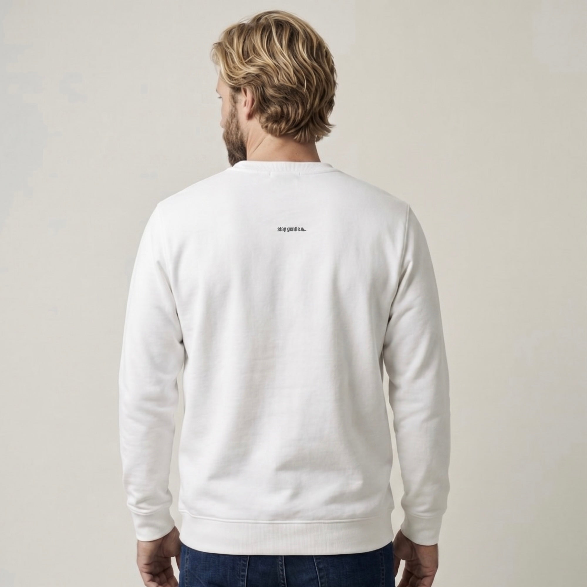 Weißes Bio Sweatshirt „Soft is Strong“ Unisex an Mann Rückansicht