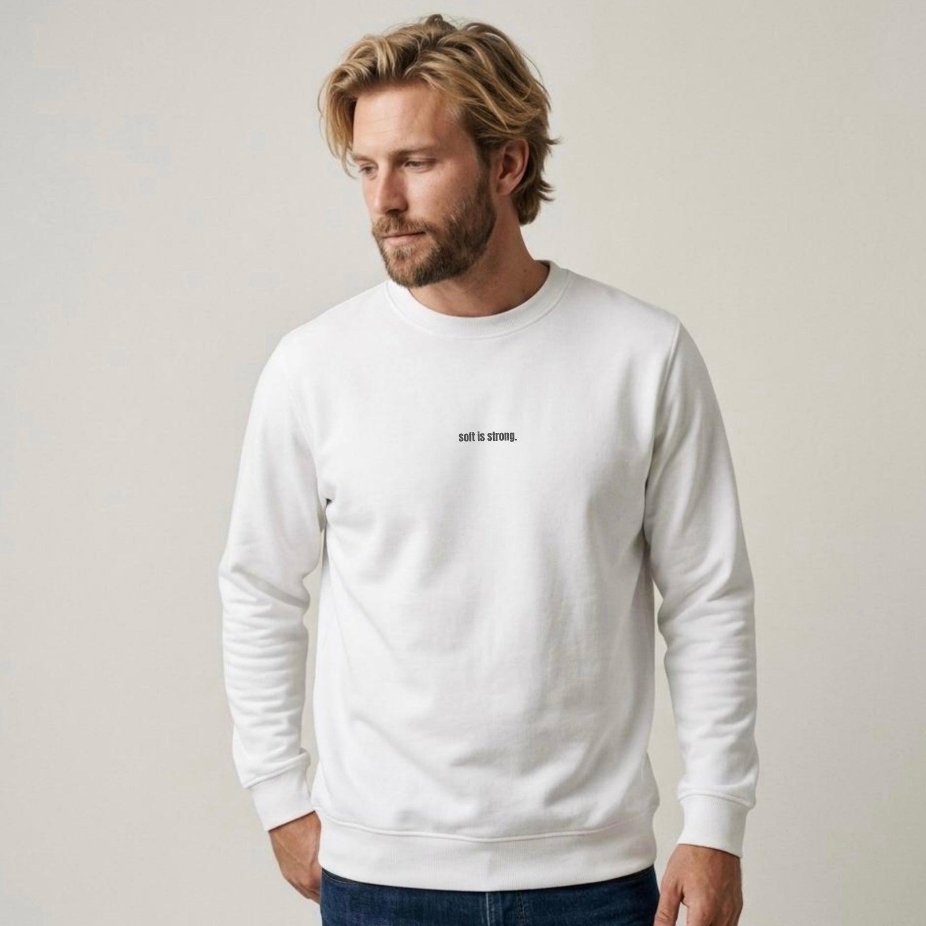 Weißes Bio Sweatshirt „Soft is Strong“ Unisex an Mann Frontansicht