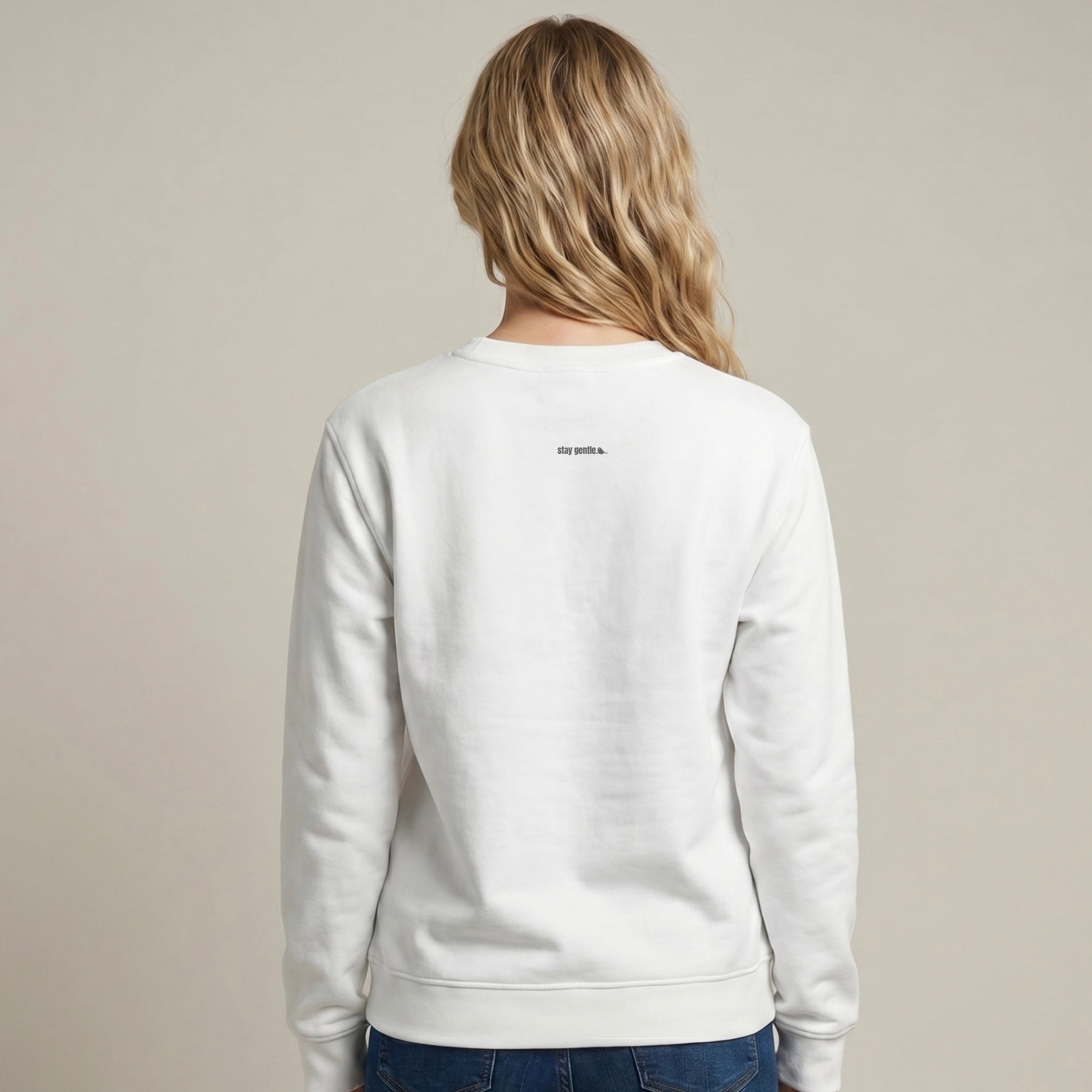 Weißes Bio Sweatshirt „Soft is Strong“ Unisex an Frau Rückansicht