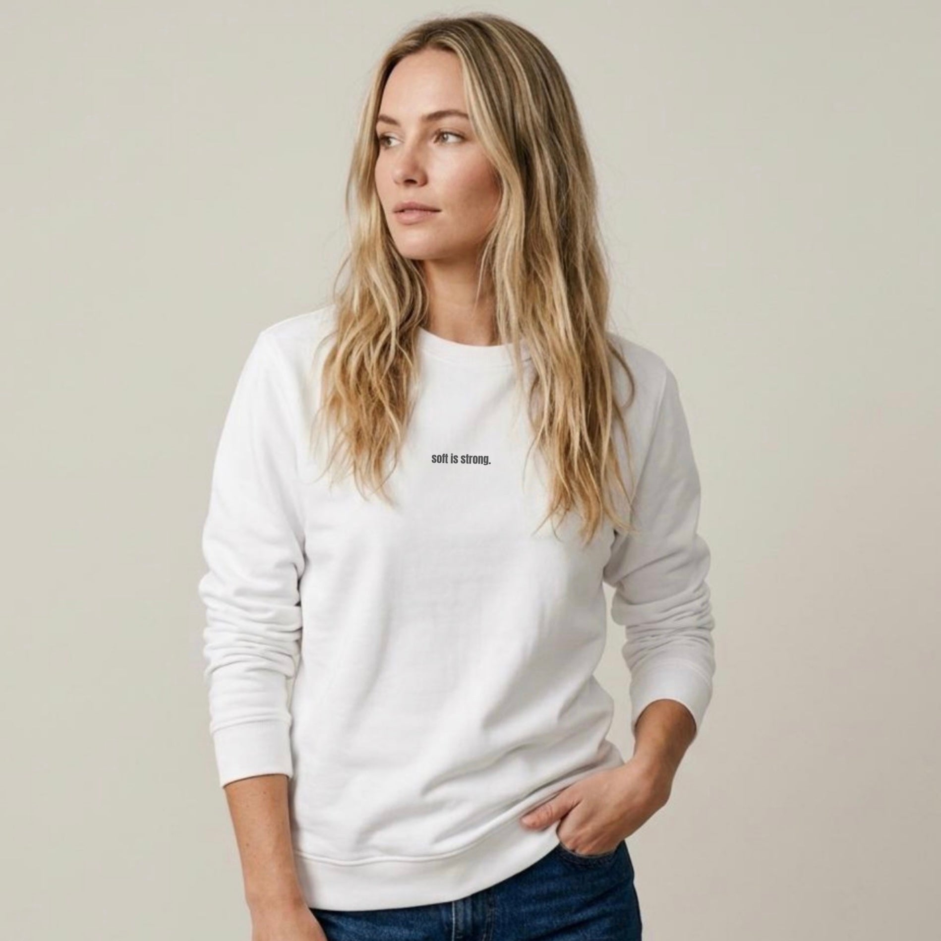 Weißes Bio Sweatshirt „Soft is Strong“ Unisex an Frau Frontansicht